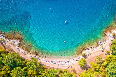 Njivice hava panoramik manzaralı Idyllic turkuaz plajı, Krk Adası, Kvarner körfezi, Hırvatistan