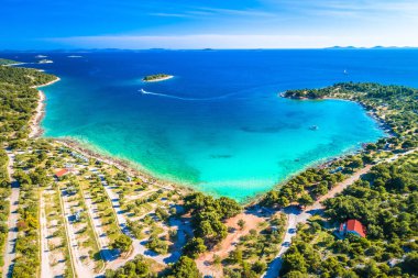 Hırvatistan Dalmaçya takımadası Murter Adası hava manzaralı Kosirna plajı ve turkuaz körfezi