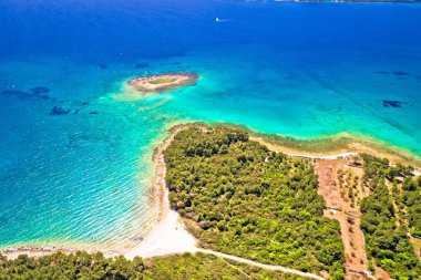 Crvena Luka turkuaz plajı ve Adriyatik deniz havacılık manzaralı takımadası, Hırvatistan 'ın Dalmaçya bölgesinde Pakostan