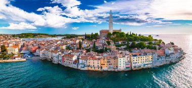 Rovinj eski kenti havadan panoramik manzara, Hırvatistan 'ın Istria bölgesinde turizm beldesi