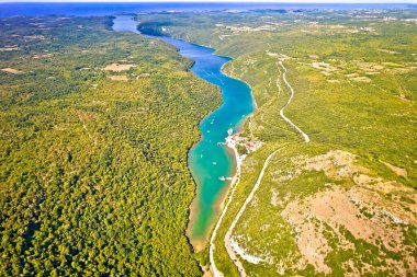 Limski kanal veya Lim kanalının havadan görüntüsü. Istra bölgesindeki fiyort, Croati
