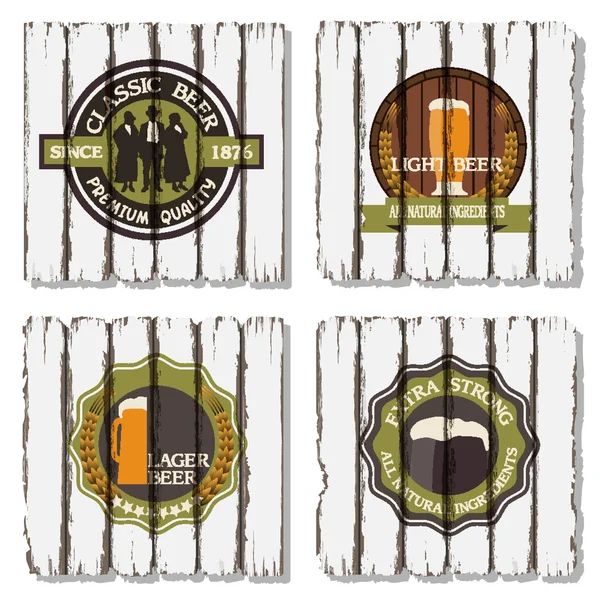 Birra distintivi ed etichette su sfondo di legno — Vettoriale Stock