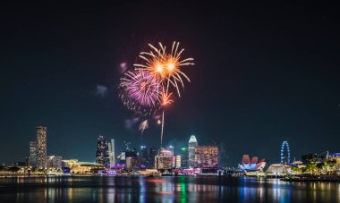 Singapur - 2022-07-02 Ulusal Singapur Günü için Marina Körfezi 'nde Havai fişek provası.