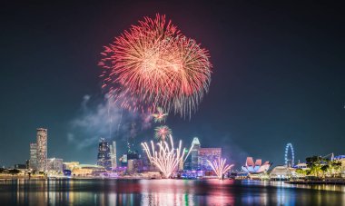 Singapur - 2022-07-02 Ulusal Singapur Günü için Marina Körfezi 'nde Havai fişek provası.