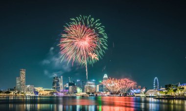 Singapur - 2022-07-02 Ulusal Singapur Günü için Marina Körfezi 'nde Havai fişek provası.