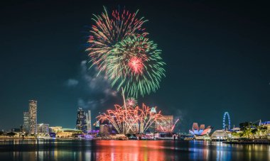 Singapur - 2022-07-02 Ulusal Singapur Günü için Marina Körfezi 'nde Havai fişek provası.