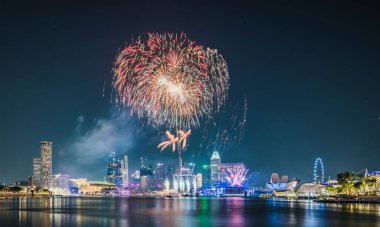 Singapur - 2022-07-02 Ulusal Singapur Günü için Marina Körfezi 'nde Havai fişek provası.