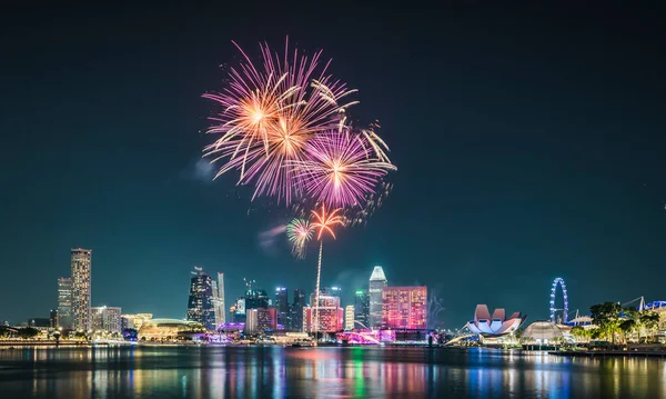 Singapur - 2022-07-02 Ulusal Singapur Günü için Marina Körfezi 'nde Havai fişek provası.