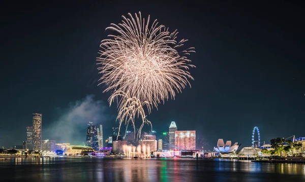 Singapur - 2022-07-02 Ulusal Singapur Günü için Marina Körfezi 'nde Havai fişek provası.