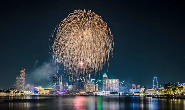 Singapur - 2022-07-02 Ulusal Singapur Günü için Marina Körfezi 'nde Havai fişek provası.