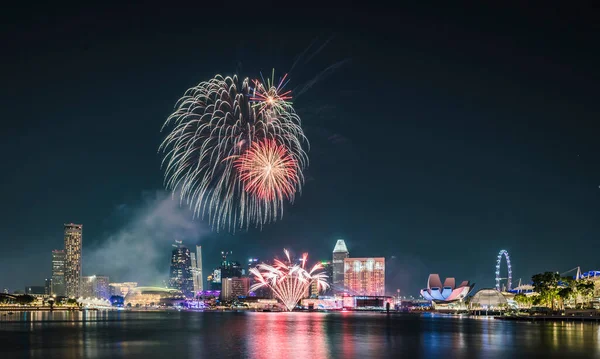 Singapur - 2022-07-02 Ulusal Singapur Günü için Marina Körfezi 'nde Havai fişek provası.