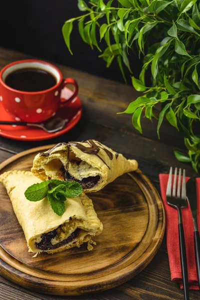 Frühstück Mit Süßen Schokoladen Sandwich Größe Calzone Und Kaffee Serviert — Stockfoto