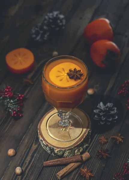 Szklanka Spiced Persimmon Bourbon Old Fashioned Serwowana Ciemnym Drewnianym Stole — Zdjęcie stockowe