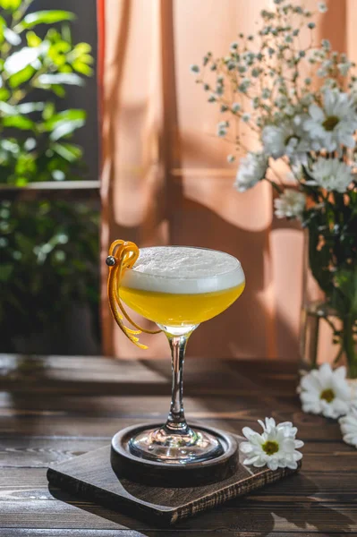 White Lady Cocktail Avec Mousse Blanche Dans Élégant Verre Coupé — Photo