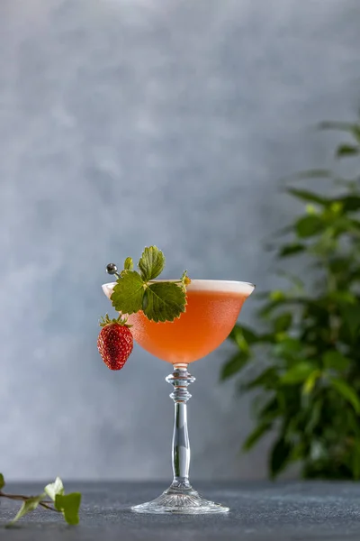 Sour Drink Gin Strawberries Egg White Foam Gray Table Surface — 图库照片