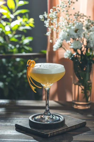 Vit Lady Cocktail Med Vitt Skum Elegant Coupe Glas Träbordet — Stockfoto