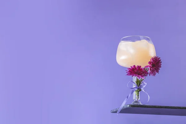 Verre Gin Tonic Avec Des Tranches Pamplemousse Décoré Chrysanthèmes Frais — Photo