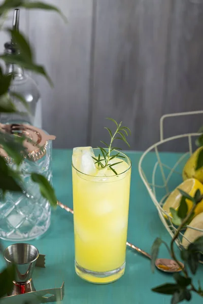 Birnen Colins Cocktail Vorhanden Highball Glas Gefüllt Mit Birnenpüree Cocktail lizenzfreie Stockfotos