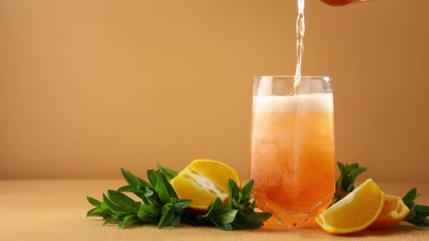 Echte Frau Bereitet Cocktail Mit Wasserblasen Orangefarbenen Getränkeglas Nahaufnahme Minze — Stockvideo
