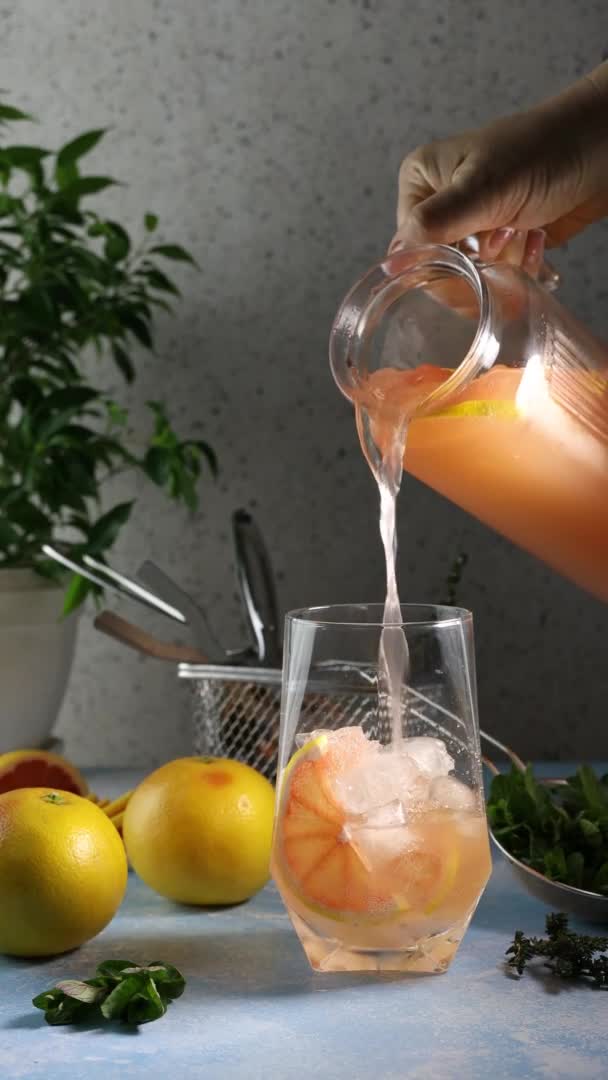Femeie Adevărată Pregătește Cocktail Tonic Grapefruit Gin Băutură Răcoritoare Gheață — Videoclip de stoc