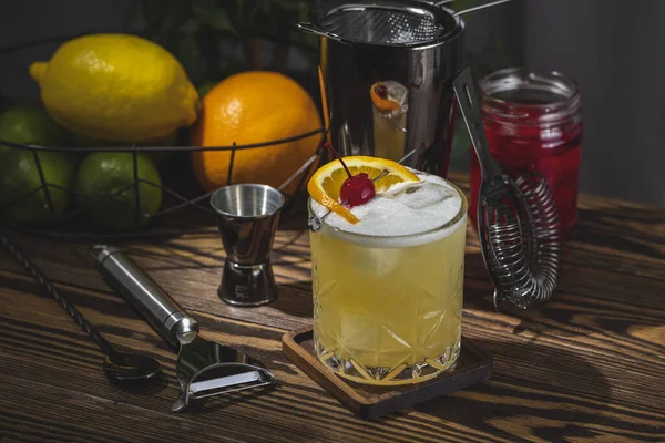 Whiskey Sour Cocktail Vidro Antiquado Com Gotas Água Mesa Casa — Fotografia de Stock