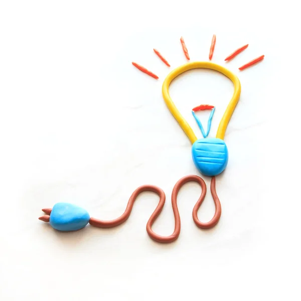 renkli kil çocuklar stili tarafından beyaz zemin üzerine elektrikli ampul simgesi