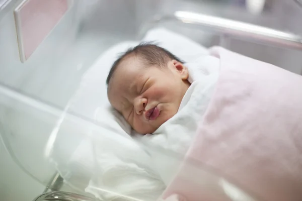 Pasgeboren baby slapend in de deken in de verloskamer — Stockfoto