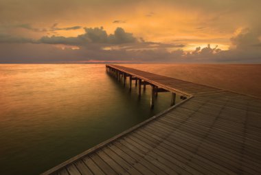 Sun rise gökyüzü ve eski ahşap köprü İskelesi