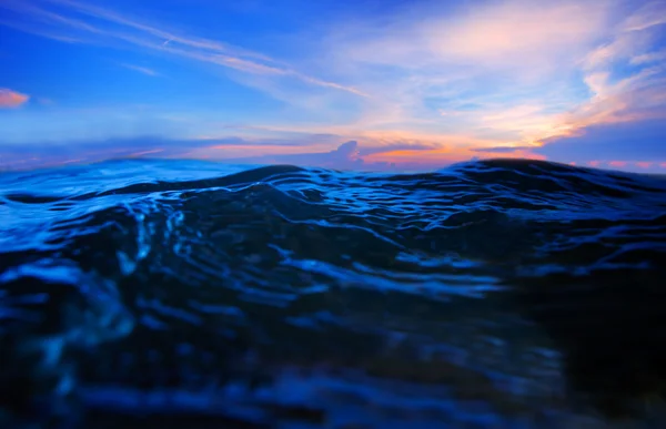 Goutte d'eau tombant dans l'eau faisant un parfait cercles concentriques — Photo