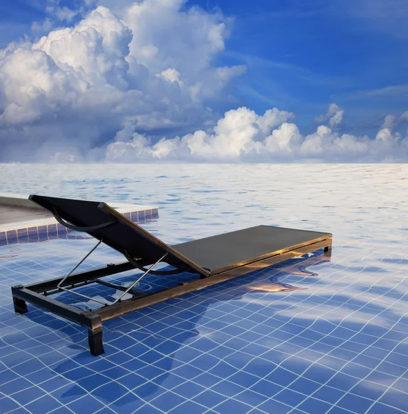 Cama de piscina e céu azul nuvem branca — Fotografia de Stock