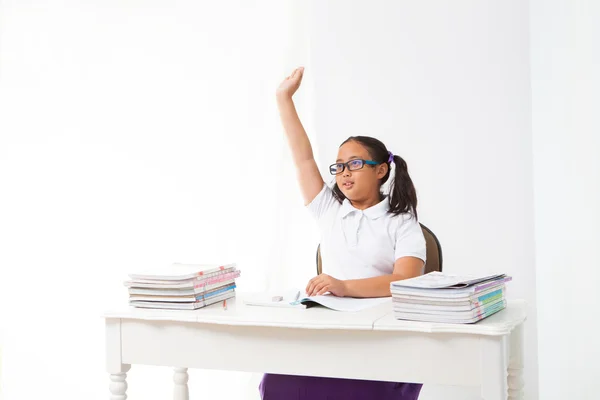 Menina estudante estudando na sala de aula — Fotografia de Stock