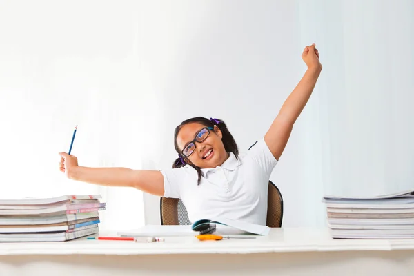 Menina estudante estudando na sala de aula — Fotografia de Stock