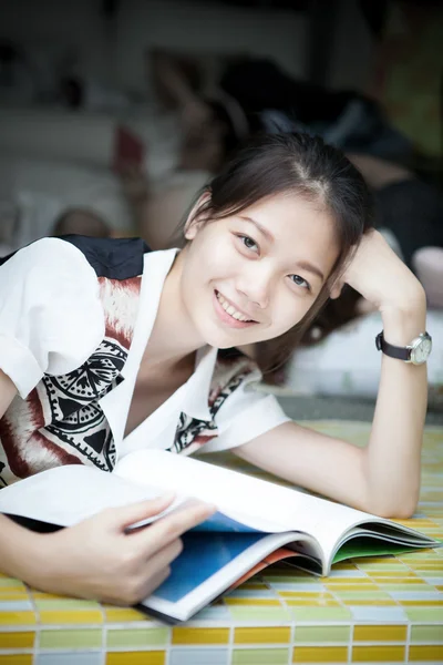 Asian girl reading a magazine — Stock Photo, Image