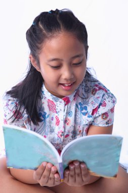 Tay kız bir kitap okuma