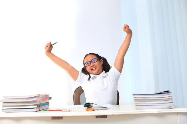 Menina tailandesa fazendo lição de casa — Fotografia de Stock