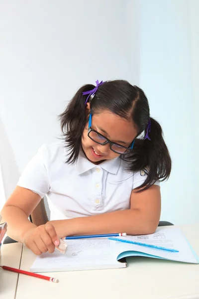 Menina tailandesa fazendo lição de casa — Fotografia de Stock