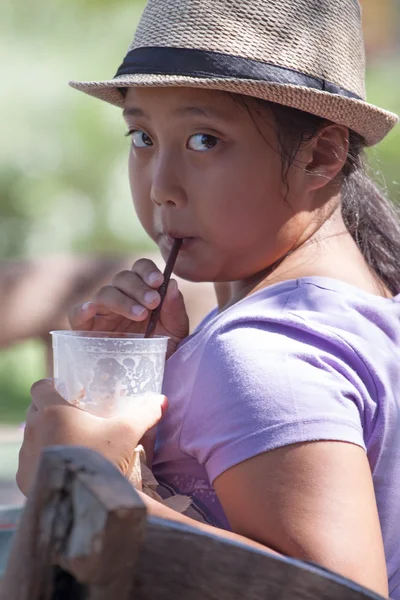 Thai girl is drinking a milkshake — Stock Photo, Image