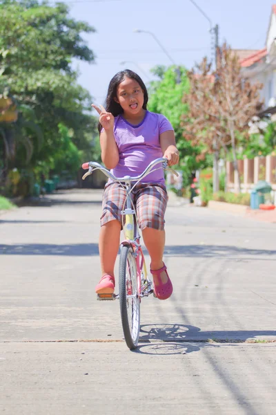 Thai girl rides a bicycle — Stock Photo, Image