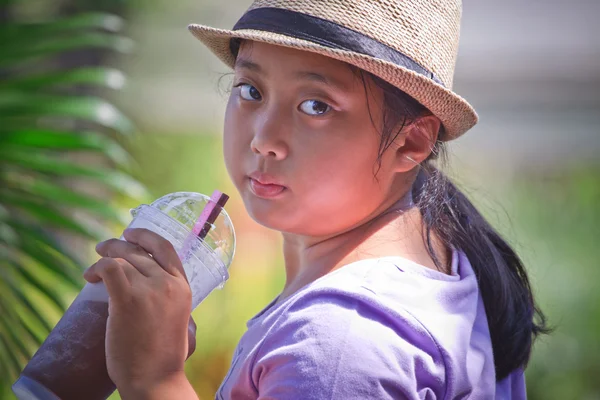 Thai girl is drinking a milkshake — Stock Photo, Image