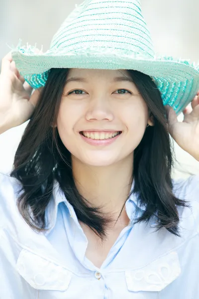 Ansikte av asiatisk kvinna iklädd cowboyhatt — Stockfoto