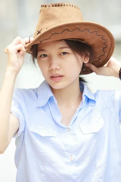 Asyalı kadın kovboy şapkası yüzünü — Stok fotoğraf