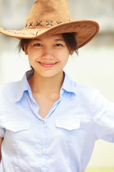 Cara de mujer asiática con sombrero de vaquero —  Fotos de Stock