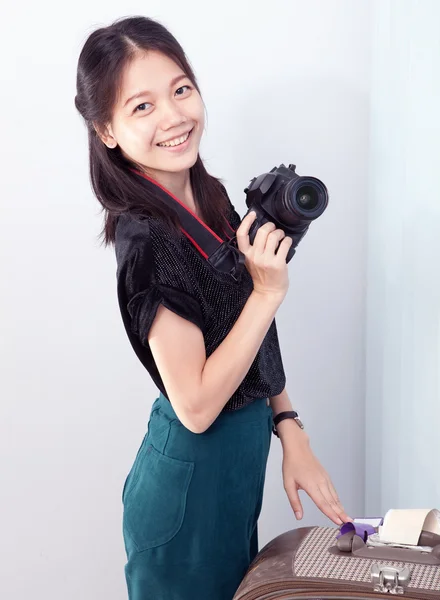 Woman and camera in hand — Stock Photo, Image