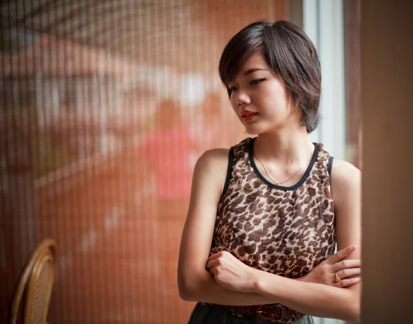 Adolescente mulher magra um espelho parede e pensando — Fotografia de Stock