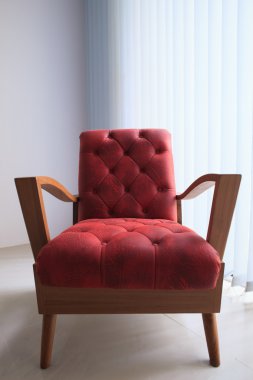 kırmızı deri beyaz odada tahta kanepe