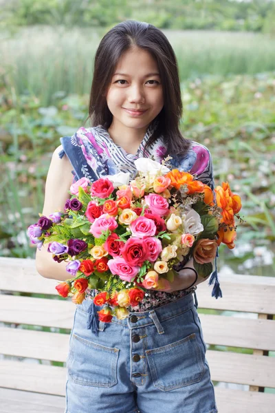 Kvinna och blomma i handen — Stockfoto