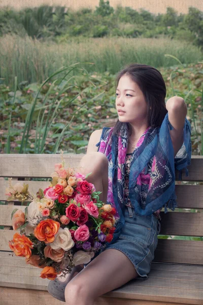 Frau und Blume in der Hand — Stockfoto