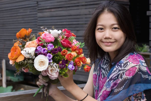 Frau und Blume in der Hand — Stockfoto