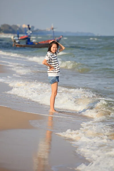 Mulher em pé na praia do mar — Fotografia de Stock