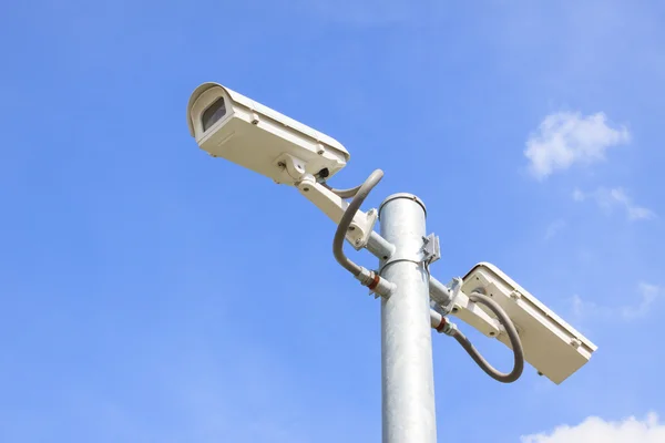 Two security cameras against blue sky — Stock Photo, Image